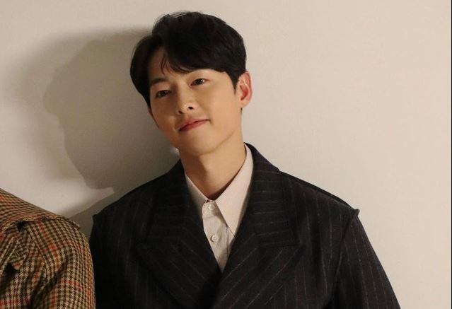 Song Joong Ki gây ngỡ ngàng với nhan sắc ở tuổi U40 qua ống kính của 'team qua đường' - Ảnh 3 Song Joong Ki gây ngỡ ngàng với nhan sắc ở tuổi U40 qua ống kính của 'team qua đường' - Ảnh 3