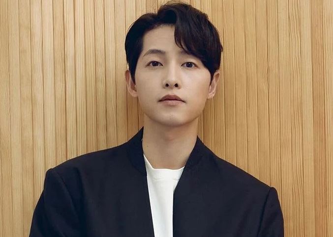 Song Joong Ki gây ngỡ ngàng với nhan sắc ở tuổi U40 qua ống kính của 'team qua đường' - Ảnh 4 Song Joong Ki gây ngỡ ngàng với nhan sắc ở tuổi U40 qua ống kính của 'team qua đường' - Ảnh 4