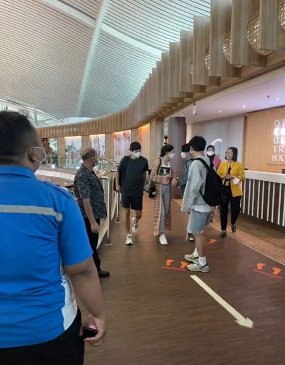 Mới đây Song Joong Ki bị bắt gặp đi cùng người được cho là bạn gái mới. Ảnh: Internet Mới đây Song Joong Ki bị bắt gặp đi cùng người được cho là bạn gái mới. Ảnh: Internet