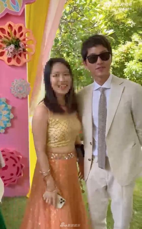 Song Joong Ki gây ngỡ ngàng với nhan sắc ở tuổi U40 qua ống kính của 'team qua đường' - Ảnh 2 Song Joong Ki gây ngỡ ngàng với nhan sắc ở tuổi U40 qua ống kính của 'team qua đường' - Ảnh 2