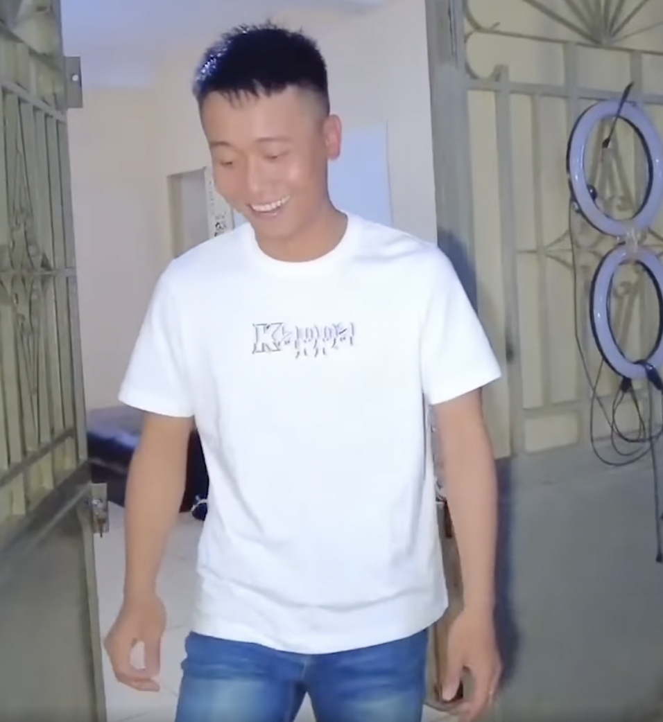 Quang Linh và các anh em của mình đã có màn ăn mừng gây chú ý, nhưng dân tình lại xót xa vì đôi chân gầy khẳng khiu của nam Vlog. Ảnh chụp từ clip