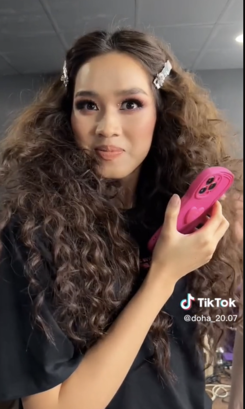 Hoa hậu Đỗ Thị Hà vừa trang điểm vừa lo lắng cho việc thi sắp tới. Ảnh cắt từ clip Hoa hậu Đỗ Thị Hà vừa trang điểm vừa lo lắng cho việc thi sắp tới. Ảnh cắt từ clip