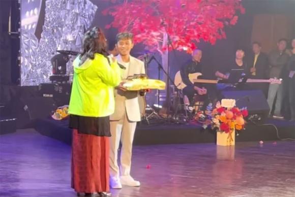 Hình ảnh khán giả tặng vàng cho Hồ Văn Cường thời gian gần đây khiến dân tình không khỏi xôn xao. Ảnh cắt từ clip Hình ảnh khán giả tặng vàng cho Hồ Văn Cường thời gian gần đây khiến dân tình không khỏi xôn xao. Ảnh cắt từ clip