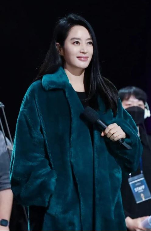 'Trung điện' Kim Hye Soo gây sốt với nhan sắc cực trẻ trung ở tuổi 52 - Ảnh 1 'Trung điện' Kim Hye Soo gây sốt với nhan sắc cực trẻ trung ở tuổi 52 - Ảnh 1