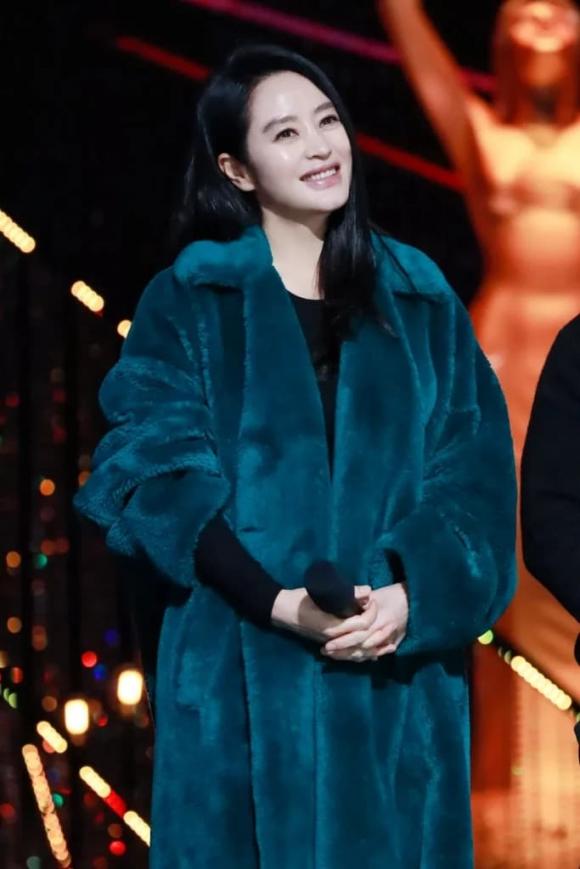 'Trung điện' Kim Hye Soo gây sốt với nhan sắc cực trẻ trung ở tuổi 52 khi sở hữu thần thái đỉnh cao, nhan sắc bất lão. Ảnh: Instagram 'Trung điện' Kim Hye Soo gây sốt với nhan sắc cực trẻ trung ở tuổi 52 khi sở hữu thần thái đỉnh cao, nhan sắc bất lão. Ảnh: Instagram