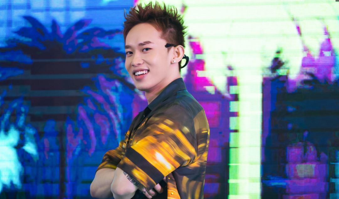 Dù quên lời nhưng nam ca sĩ đã có pha 'chữa cháy' khéo léo. Ảnh: Internet Dù quên lời nhưng nam ca sĩ đã có pha 'chữa cháy' khéo léo. Ảnh: Internet