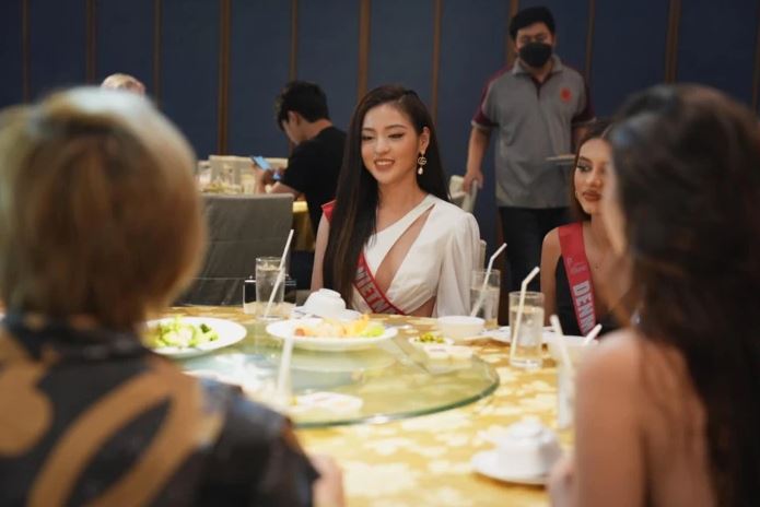 Nhiều người hài hước cho rằng giữa hai thành tích của mỹ nhân khi dự thi ngoài nước, Thiên Ân dừng chân ở Top 20 còn Thanh Tâm lại đoạt đến Top 9 của đấu trường quốc tế. Ảnh: Internet Nhiều người hài hước cho rằng giữa hai thành tích của mỹ nhân khi dự thi ngoài nước, Thiên Ân dừng chân ở Top 20 còn Thanh Tâm lại đoạt đến Top 9 của đấu trường quốc tế. Ảnh: Internet