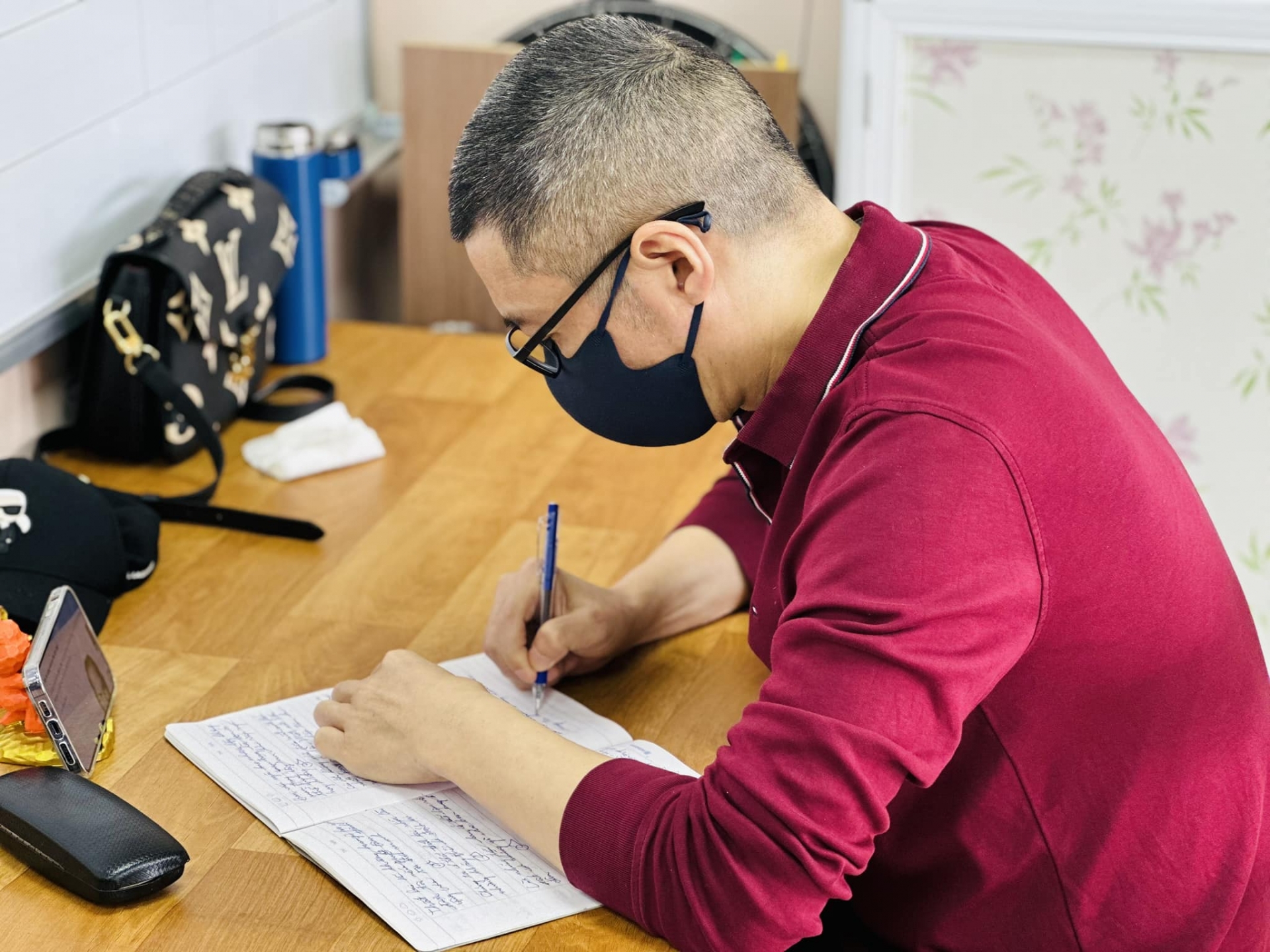 Sau biến cố về sức khỏe, NSND Công Lý phải tập viết trở lại. Ảnh: Internet