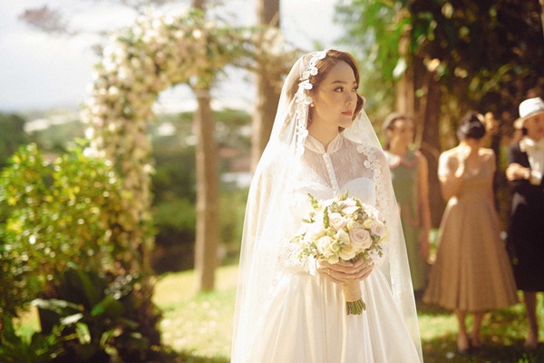 Minh Hằng đầy da diết khi hát về kẻ phản bội trong MV mới khiến dân tình lo lắng - Ảnh 2 Minh Hằng đầy da diết khi hát về kẻ phản bội trong MV mới khiến dân tình lo lắng - Ảnh 2