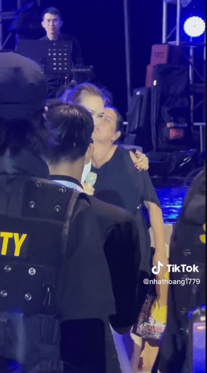 Khoảnh khắc Mỹ Tâm bị cưỡng hôn. Ảnh chụp từ clip