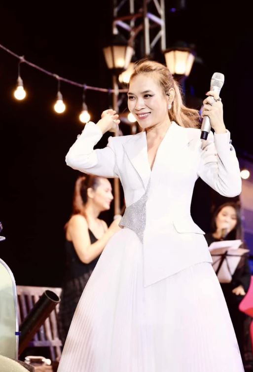 Mỹ Tâm thích thú khi bị khán giả bất ngờ 'cưỡng hôn' trên sân khấu - Ảnh 2