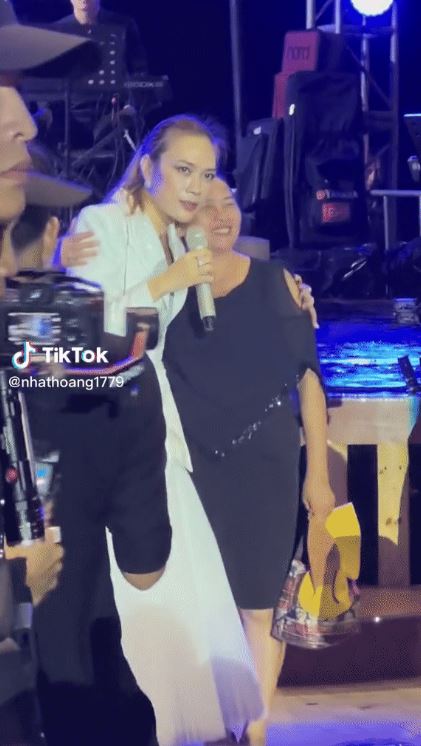 Mỹ Tâm thích thú khi bị khán giả bất ngờ 'cưỡng hôn' trên sân khấu - Ảnh 1