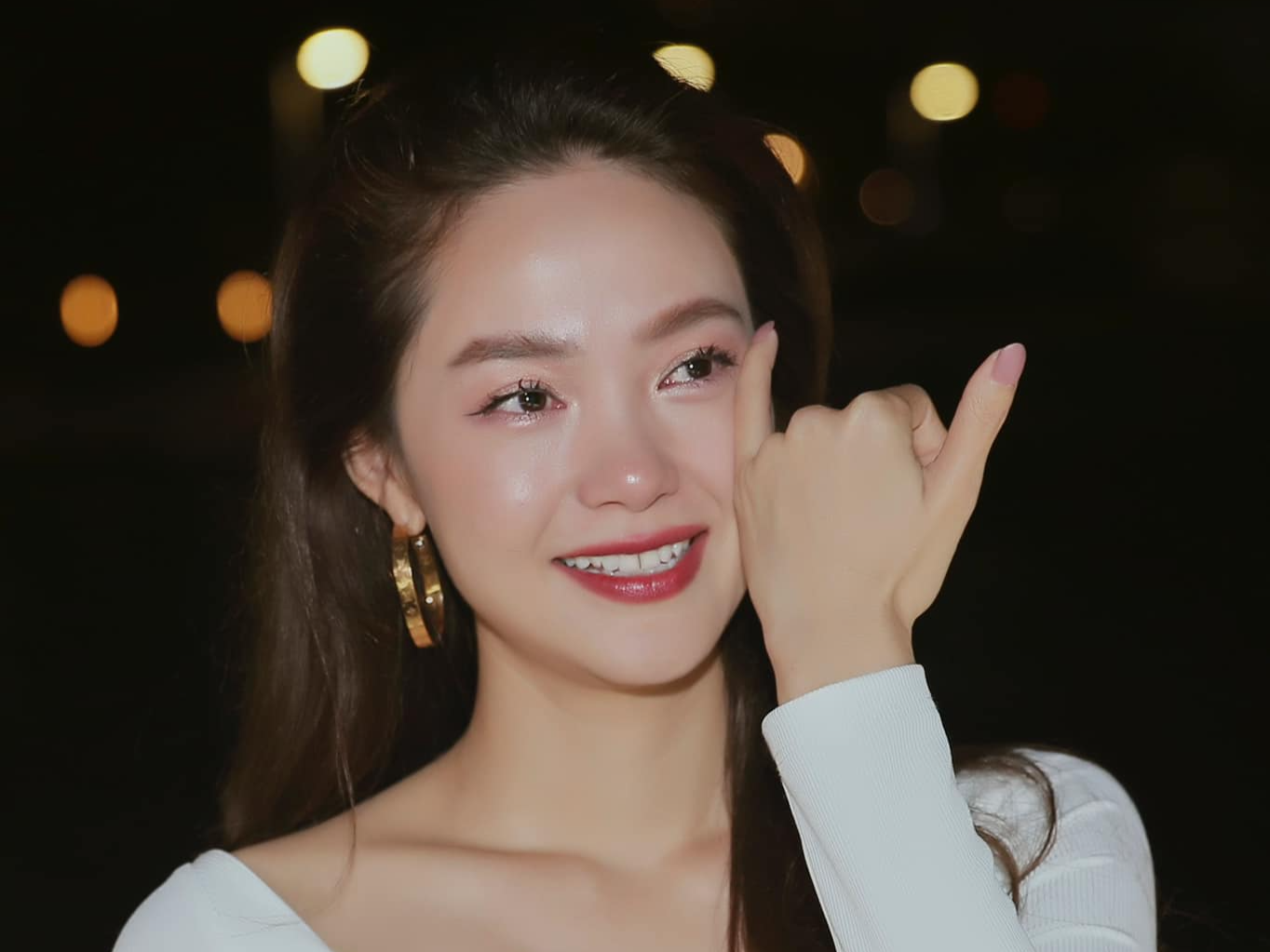 Nữ ca sĩ Minh Hằng hạnh phúc khi được cầu hôn. Ảnh: Internet