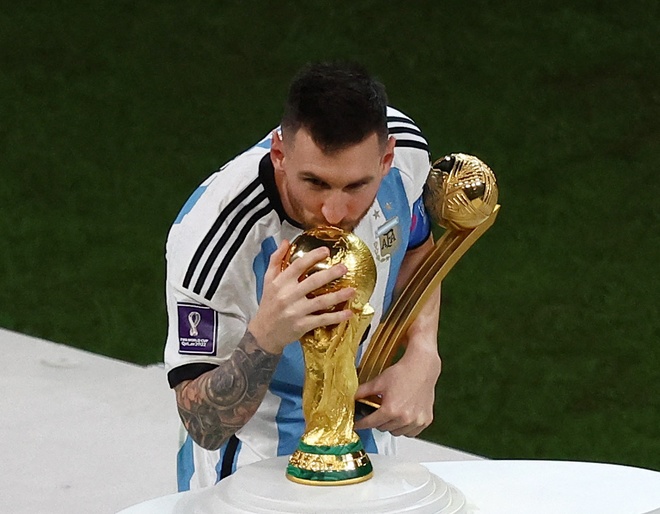 'Huyền thoại' Lionel Messi cuối cùng cũng thực hiện được ước mơ của mình cũng như hàng triệu người hâm mộ. Ảnh: Internet 'Huyền thoại' Lionel Messi cuối cùng cũng thực hiện được ước mơ của mình cũng như hàng triệu người hâm mộ. Ảnh: Internet