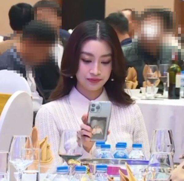 Dân tình khui ra chi tiết nhỏ cho thấy cuộc hôn nhân như ngôn tình của Đỗ Mỹ Linh và ông xã. Ảnh cắt từ clip