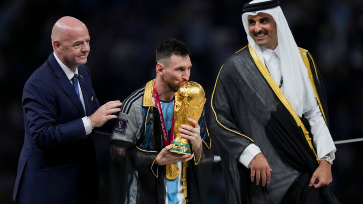 Khoảnh khắc Messi ôm cúp vô địch và khoác áo choàng đen trong đêm chung kết World Cup 2022 đã trở thành hình ảnh huyền thoại. Ảnh: Internet Khoảnh khắc Messi ôm cúp vô địch và khoác áo choàng đen trong đêm chung kết World Cup 2022 đã trở thành hình ảnh huyền thoại. Ảnh: Internet