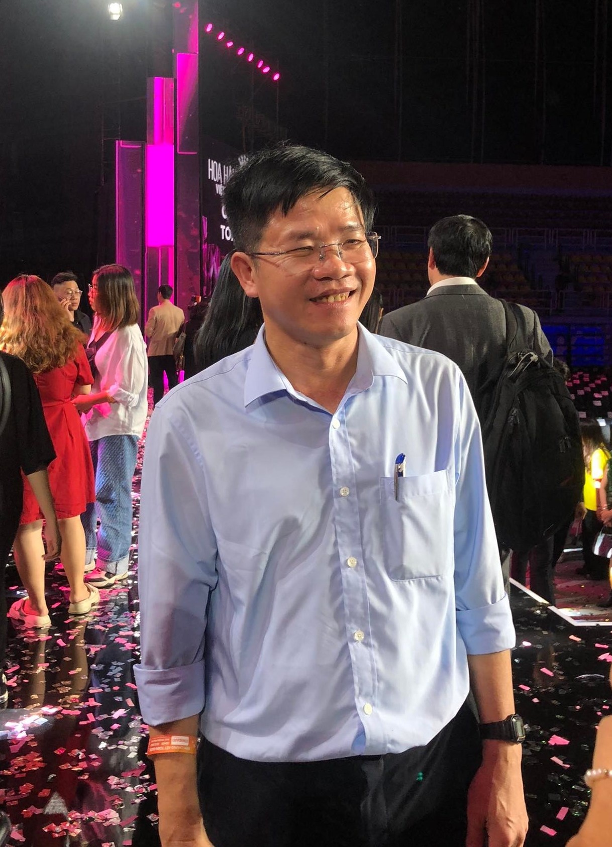 Bố ruột của nàng hậu Huỳnh Thị Thanh Thủy chia sẻ bên dưới sân khấu. Ảnh: Thanh Niên