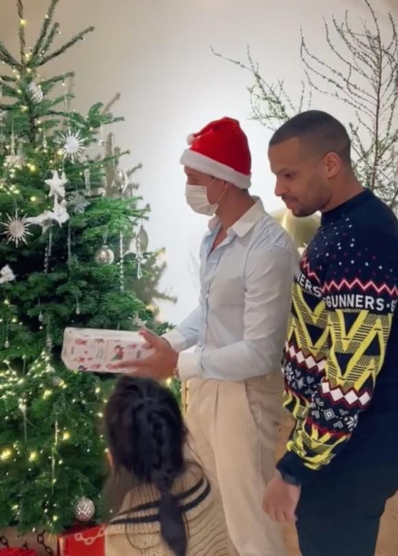 Kim Lý đóng giả ông già Noel để tặng quà cho nhóc tỳ của mình. Ảnh chụp màn hình Kim Lý đóng giả ông già Noel để tặng quà cho nhóc tỳ của mình. Ảnh chụp màn hình