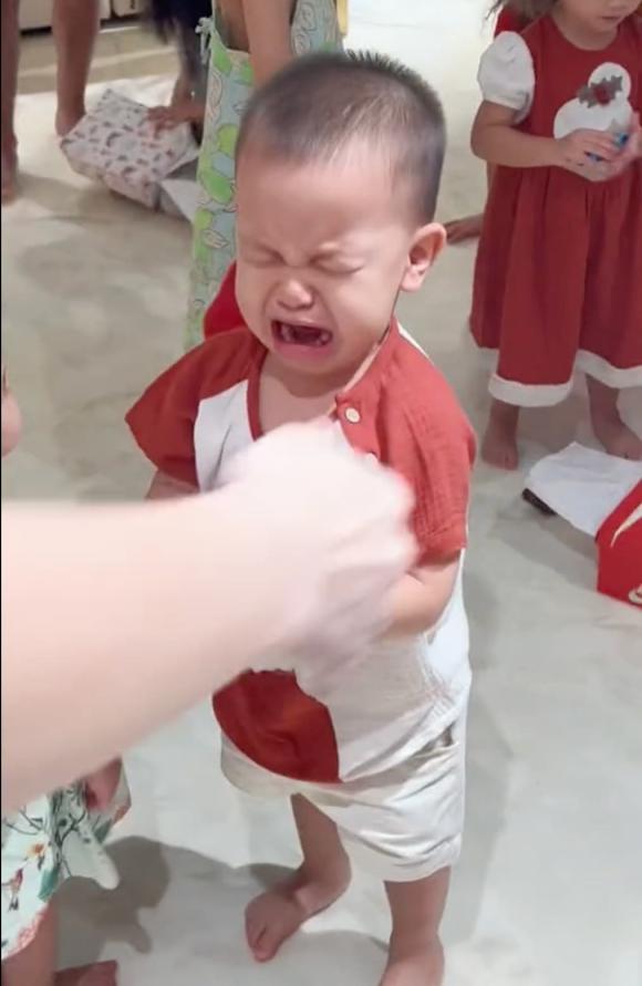 Kim Lý nhận về cái kết hài hước sau khi hóa thân thành ông già Noel - Ảnh 1 Kim Lý nhận về cái kết hài hước sau khi hóa thân thành ông già Noel - Ảnh 1