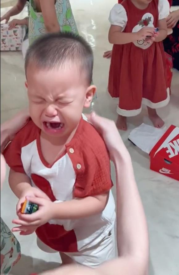 Kim Lý nhận về cái kết hài hước sau khi hóa thân thành ông già Noel - Ảnh 2 Kim Lý nhận về cái kết hài hước sau khi hóa thân thành ông già Noel - Ảnh 2