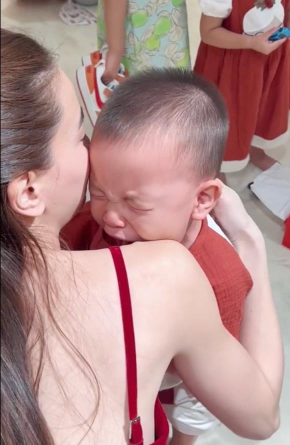 Kim Lý nhận về cái kết hài hước sau khi hóa thân thành ông già Noel - Ảnh 3 Kim Lý nhận về cái kết hài hước sau khi hóa thân thành ông già Noel - Ảnh 3