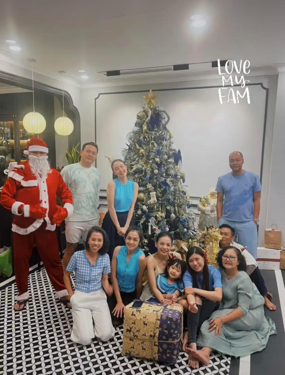 Gia đình Minh Hằng tụ tập đông đủ. Ảnh cắt từ clip