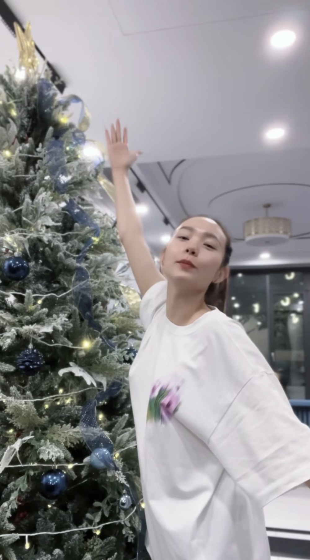 Ông xã doanh nhân của Minh Hằng hiếm hoi lộ diện trong loạt ảnh mới - Ảnh 2