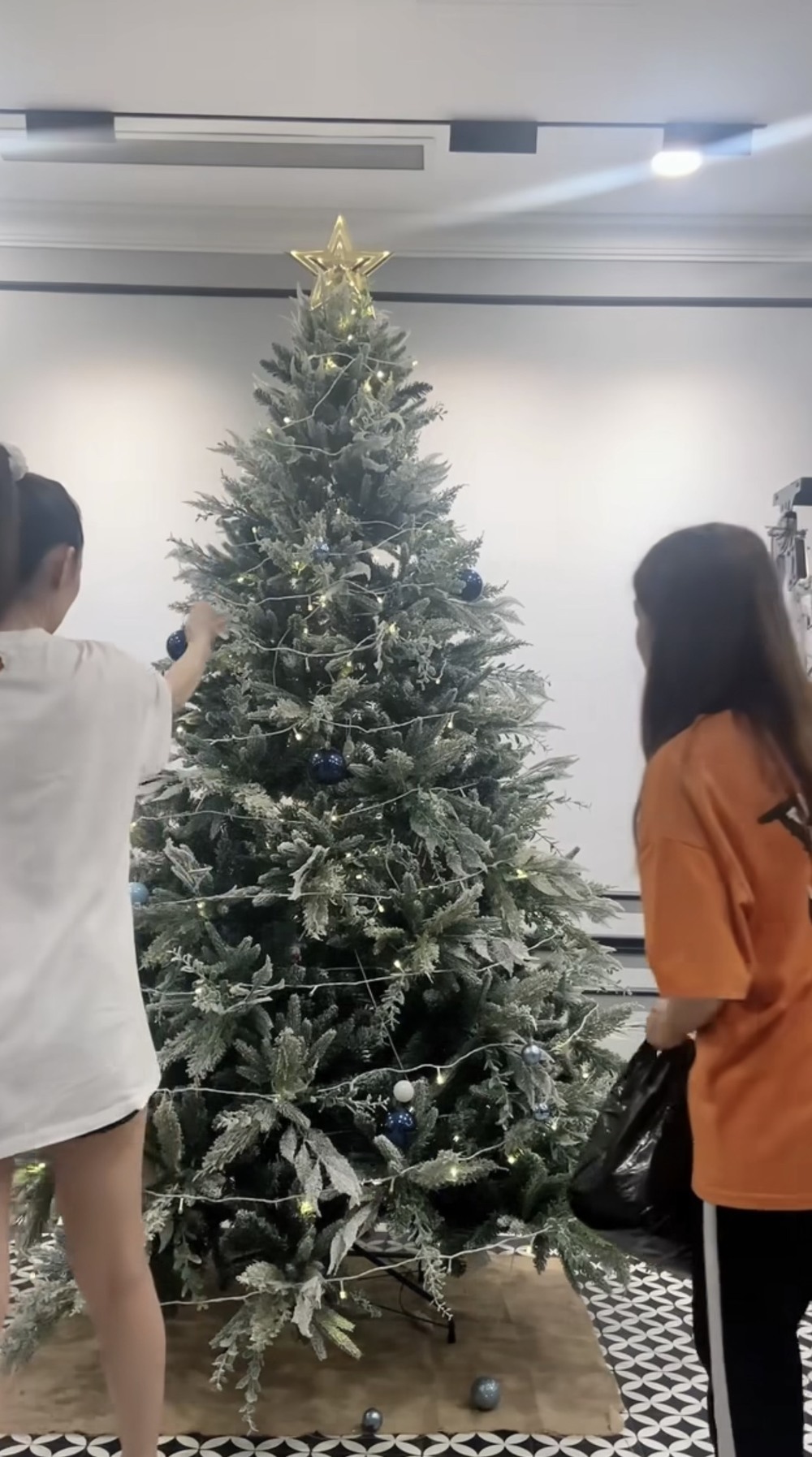 Ông xã doanh nhân của Minh Hằng hiếm hoi lộ diện trong loạt ảnh mới - Ảnh 4