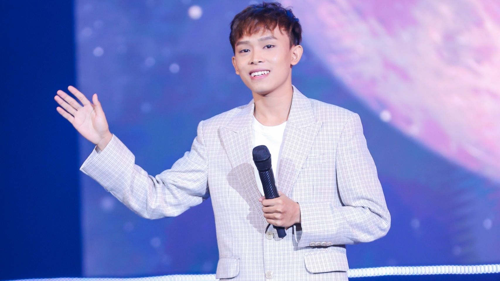 Hồ Văn Cường hiện là nam ca sĩ trẻ nhiều tiềm năng. Ảnh: Facebook