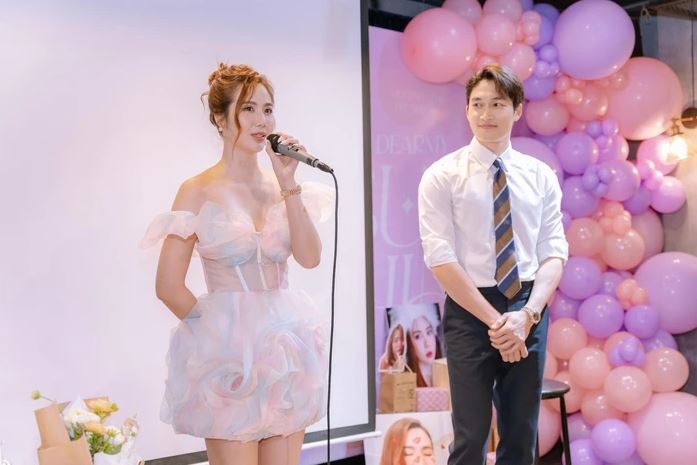 Đình Tú và Huyền Lizzie xuất hiện trong buổi gặp mặt fan mới đây. Ảnh: Facebook