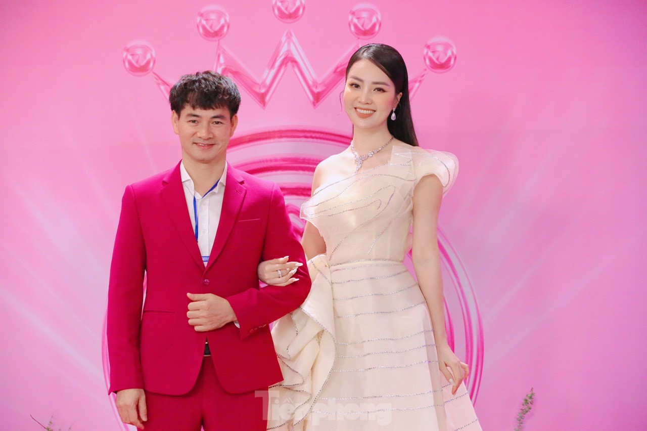 Danh hài Xuân Bắc và tân Hoa hậu Việt Nam Huỳnh Thị Thanh Thủy. Ảnh: Tiền Phong