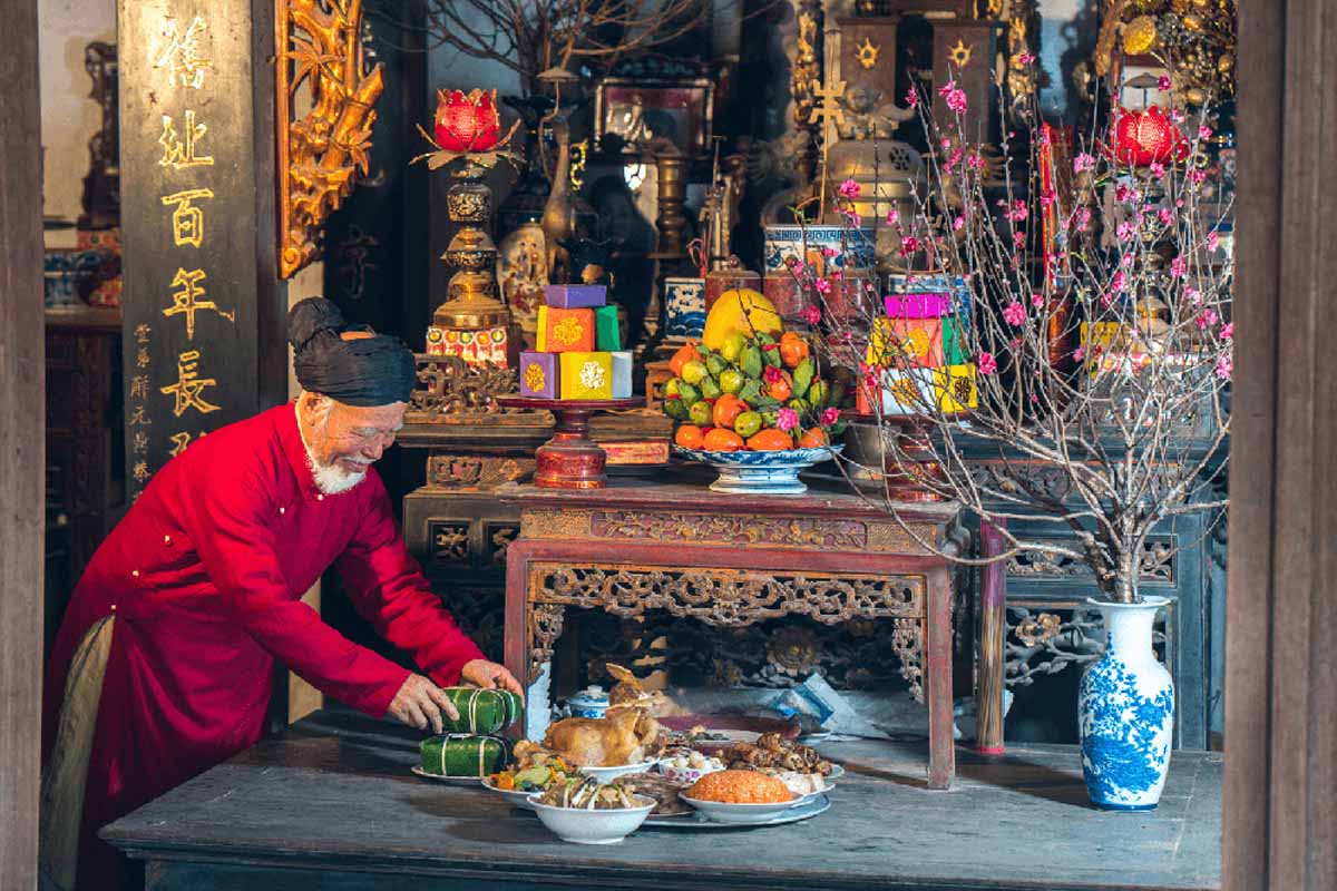Việc dọn bàn thờ không nên để ngoài người giúp. Ảnh: Internet Việc dọn bàn thờ không nên để ngoài người giúp. Ảnh: Internet