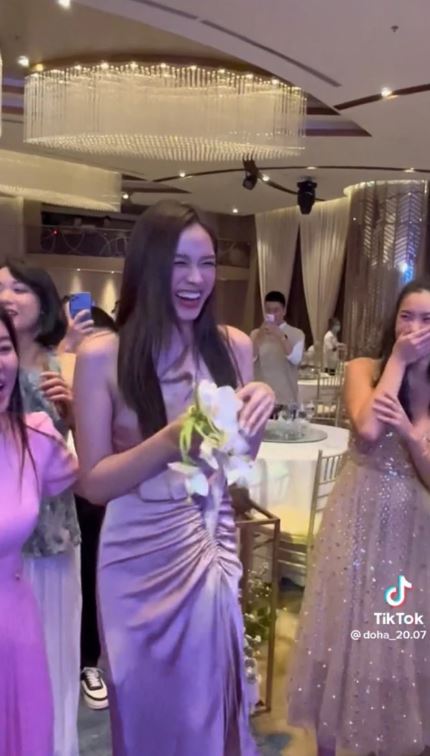 Đỗ Thị Hà 'xin vía' lấy chồng thành công, phấn khích đến nỗi đứt cả giày - Ảnh 1 Đỗ Thị Hà 'xin vía' lấy chồng thành công, phấn khích đến nỗi đứt cả giày - Ảnh 1