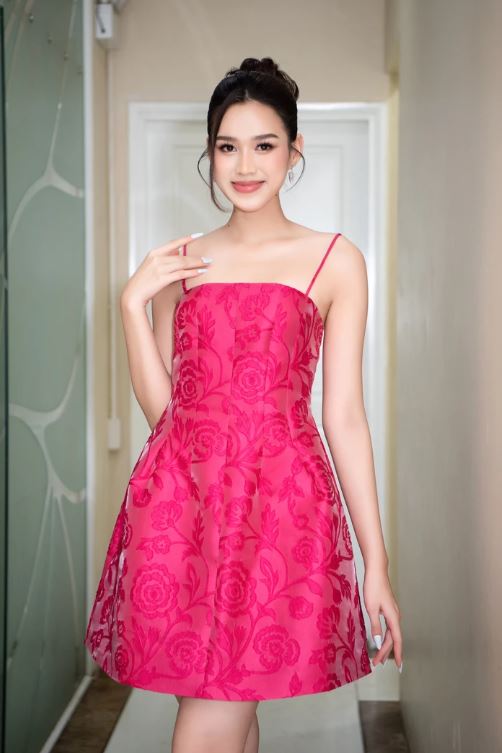 Đỗ Thị Hà 'xin vía' lấy chồng thành công, phấn khích đến nỗi đứt cả giày - Ảnh 2 Đỗ Thị Hà 'xin vía' lấy chồng thành công, phấn khích đến nỗi đứt cả giày - Ảnh 2