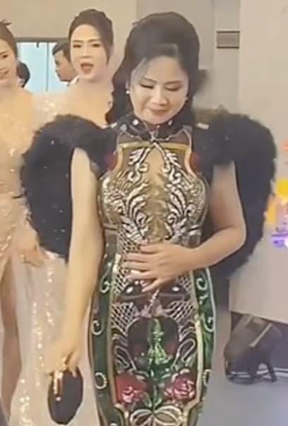 Mỹ nhân 'lá ngọc cành vàng' Thu Hà lộ nhan sắc quay lén, có còn 'khuôn vàng thước ngọc'? - Ảnh 2 Mỹ nhân 'lá ngọc cành vàng' Thu Hà lộ nhan sắc quay lén, có còn 'khuôn vàng thước ngọc'? - Ảnh 2