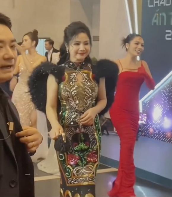 Mỹ nhân 'lá ngọc cành vàng' Thu Hà lộ nhan sắc quay lén, có còn 'khuôn vàng thước ngọc'? - Ảnh 3 Mỹ nhân 'lá ngọc cành vàng' Thu Hà lộ nhan sắc quay lén, có còn 'khuôn vàng thước ngọc'? - Ảnh 3