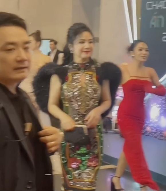 Mỹ nhân 'lá ngọc cành vàng' Thu Hà lộ nhan sắc quay lén, có còn 'khuôn vàng thước ngọc'? - Ảnh 4 Mỹ nhân 'lá ngọc cành vàng' Thu Hà lộ nhan sắc quay lén, có còn 'khuôn vàng thước ngọc'? - Ảnh 4