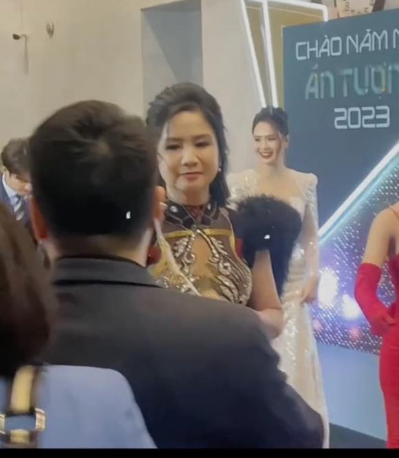 Mỹ nhân 'lá ngọc cành vàng' Thu Hà lộ nhan sắc quay lén, có còn 'khuôn vàng thước ngọc'? - Ảnh 5 Mỹ nhân 'lá ngọc cành vàng' Thu Hà lộ nhan sắc quay lén, có còn 'khuôn vàng thước ngọc'? - Ảnh 5