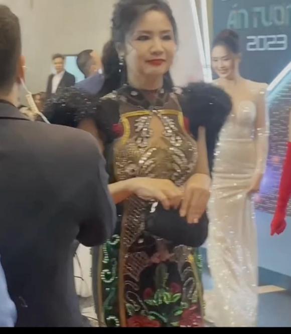 Nhan sắc quay lén của NSND Thu Hà khiến dân tình không khỏi trầm trồ. Ảnh cắt từ clip Nhan sắc quay lén của NSND Thu Hà khiến dân tình không khỏi trầm trồ. Ảnh cắt từ clip