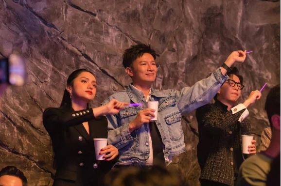Hương Giang bất ngờ xuất hiện cực tình bên trai lạ sau khi ngó lơ tình cũ Matt Liu - Ảnh 1 Hương Giang bất ngờ xuất hiện cực tình bên trai lạ sau khi ngó lơ tình cũ Matt Liu - Ảnh 1