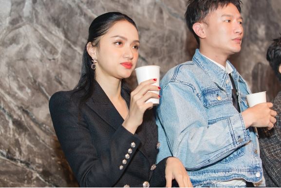 Hương Giang xuất hiện khá thoải mái và thân thiết với Dược sĩ Tiến tại chương trình mới đây. Ảnh: Internet Hương Giang xuất hiện khá thoải mái và thân thiết với Dược sĩ Tiến tại chương trình mới đây. Ảnh: Internet