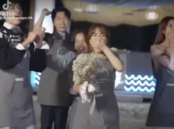 Khoảnh khắc Hòa Minzy xúc động rơi nước mắt khi chứng kiến cảnh cầu hồn nhanh chóng thu hút sự chú ý của đông đảo CDM. Ảnh chụp màn hình Khoảnh khắc Hòa Minzy xúc động rơi nước mắt khi chứng kiến cảnh cầu hồn nhanh chóng thu hút sự chú ý của đông đảo CDM. Ảnh chụp màn hình