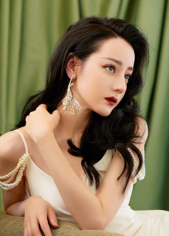 Địch Lệ Nhiệt Ba thời gian gần đây vướng vào tin đồn sinh con sau hơn 7 tháng im ắng không tham gia vào showbiz. Ảnh: Internet Địch Lệ Nhiệt Ba thời gian gần đây vướng vào tin đồn sinh con sau hơn 7 tháng im ắng không tham gia vào showbiz. Ảnh: Internet