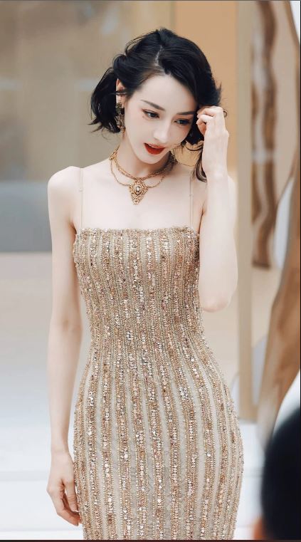 Vòng eo siêu thực của Địch Lệ Nhiệt Ba được xem là 'cực phẩm' khiến dân tình không khỏi u mê. Ảnh: Internet Vòng eo siêu thực của Địch Lệ Nhiệt Ba được xem là 'cực phẩm' khiến dân tình không khỏi u mê. Ảnh: Internet