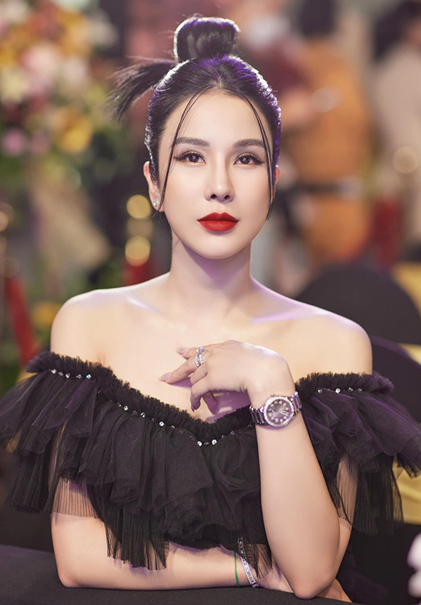 Diệp Lâm Anh hiện đã lấy lại được trạng thái bình ổn sau ly hôn, tập trung thời gian vào việc chăm sóc con và công việc. Ảnh: Internet Diệp Lâm Anh hiện đã lấy lại được trạng thái bình ổn sau ly hôn, tập trung thời gian vào việc chăm sóc con và công việc. Ảnh: Internet