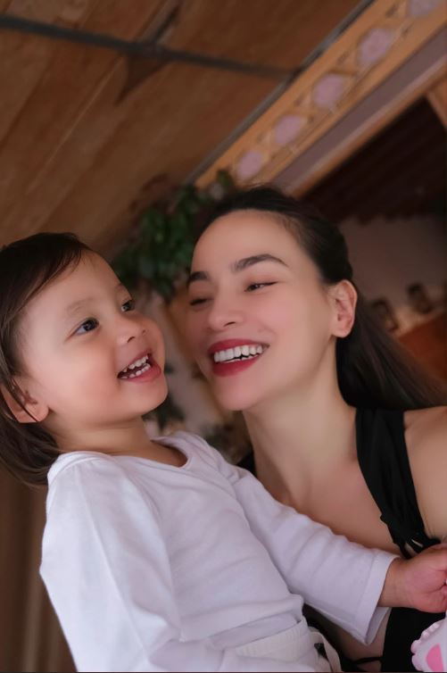 Dân tình không khỏi ngỡ ngàng với danh tính của 'nhân viên dọn dẹp' này, không ai khác chính là nhóc tì Lisa. Ảnh: Internet Dân tình không khỏi ngỡ ngàng với danh tính của 'nhân viên dọn dẹp' này, không ai khác chính là nhóc tì Lisa. Ảnh: Internet