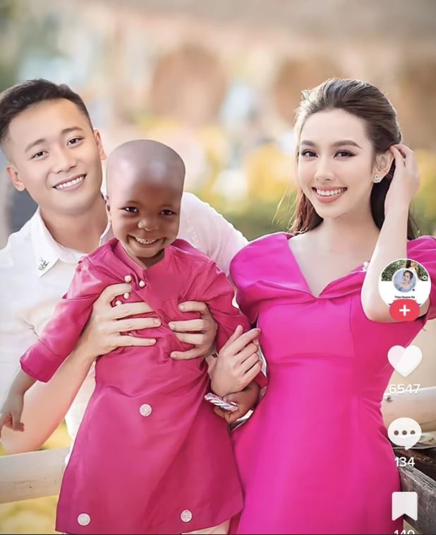 Tuy nhiên những hình ảnh tình tứ của cả hai trên thực tế đều là ảnh ghép của fan mà thôi. Ảnh chụp màn hình Tuy nhiên những hình ảnh tình tứ của cả hai trên thực tế đều là ảnh ghép của fan mà thôi. Ảnh chụp màn hình