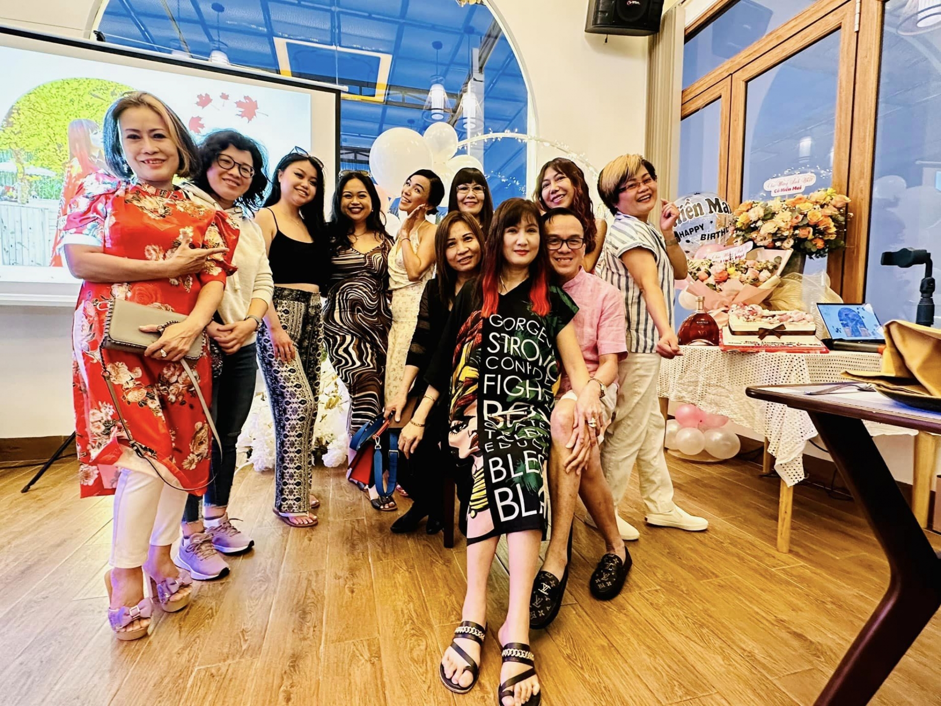 Hiền Mai trẻ trung xinh đẹp dù đã ở tuổi U60. Ảnh: Facebook