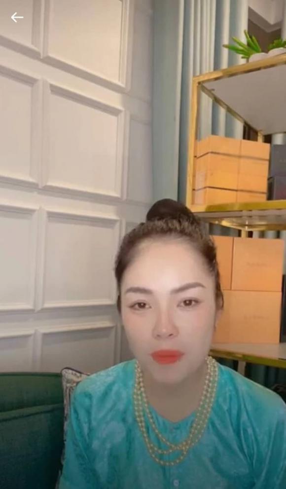 Hình ảnh mới nhất của Dương Cẩm Lynh trong livestream mới đây. Ảnh chụp màn hình Hình ảnh mới nhất của Dương Cẩm Lynh trong livestream mới đây. Ảnh chụp màn hình