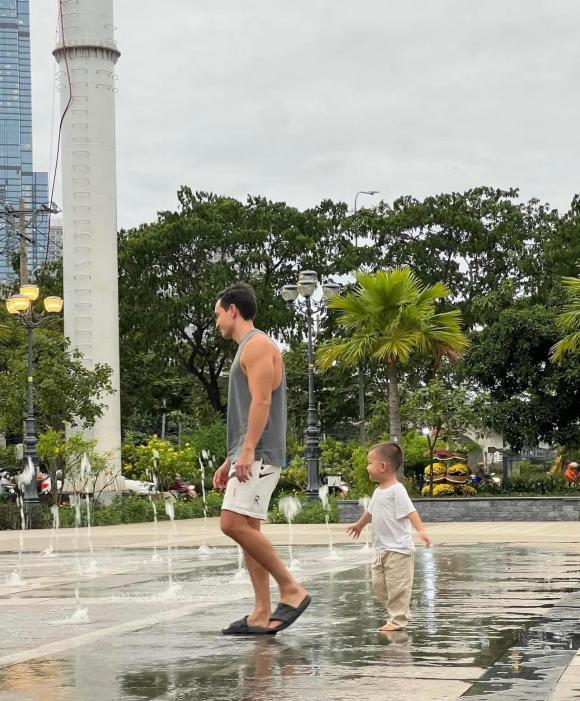 Kim Lý rũ bỏ hình ảnh soái ca, hóa ông bố bỉm sữa khiến dân tình cười bò - Ảnh 1 Kim Lý rũ bỏ hình ảnh soái ca, hóa ông bố bỉm sữa khiến dân tình cười bò - Ảnh 1